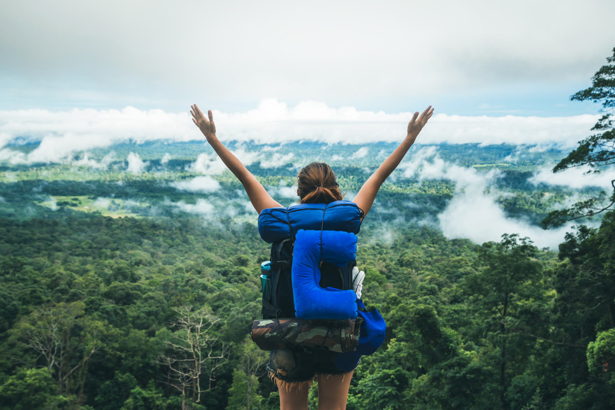 Relax travel. Женщина путешественник. Рука на горе Тайланде. Happy Tourists nature.